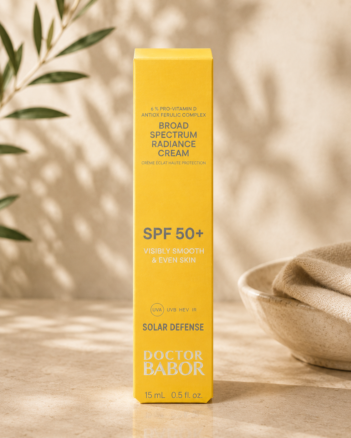 DOCTOR BABOR Solar Defense Broad Spectrum Radiance Cream SPF 50+ auf elegantem beigem Spa-Hintergrund – luxuriöse Anti-Aging Sonnenpflege mit UVA-, UVB-, HEV- und IR-Schutz für glatte und ebenmäßige Haut.