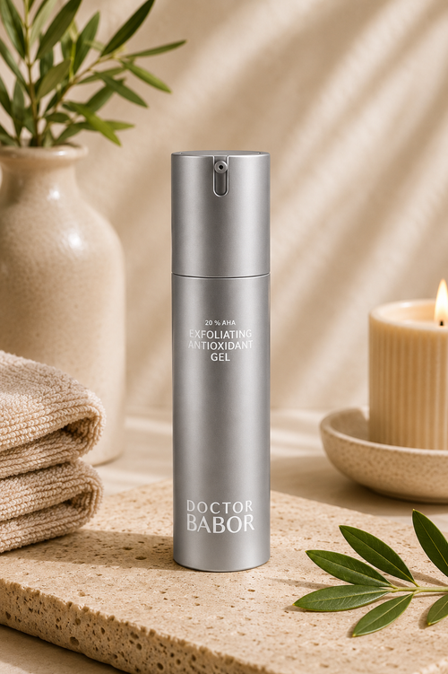 DOCTOR BABOR 10% AHA Exfoliating Antioxidant Gel in eleganter silberner Pumpflasche vor modernem Spa-Hintergrund mit warmen Beige- und Naturtönen, Naturstein und stilvollen Wellness-Elementen. Hochwertige Beauty-Produktinszenierung mit cleanem Luxus-Look und entspannender Spa-Atmosphäre