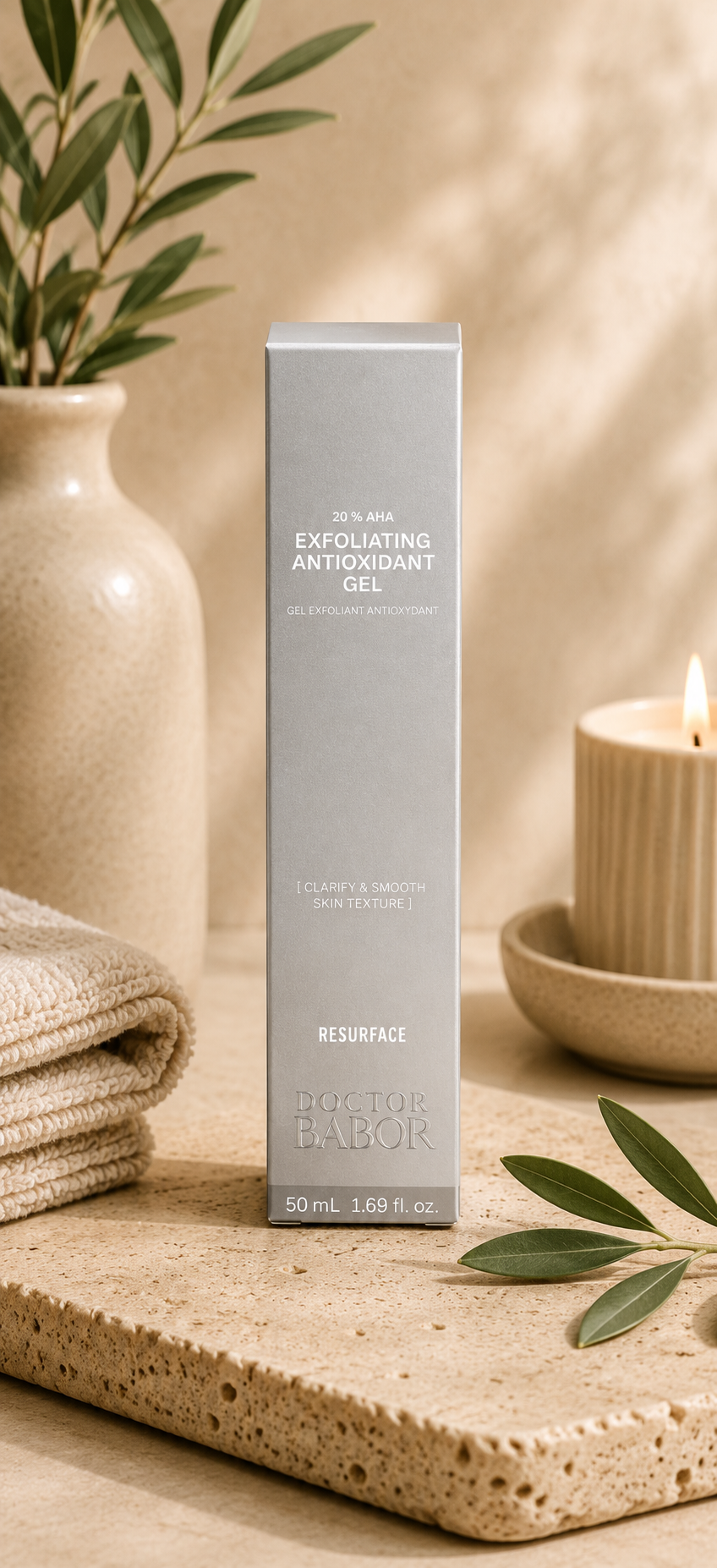 DOCTOR BABOR 10% AHA Exfoliating Antioxidant Gel in eleganter silberner Pumpflasche vor modernem Spa-Hintergrund mit warmen Beige- und Naturtönen, Naturstein und stilvollen Wellness-Elementen. Hochwertige Beauty-Produktinszenierung mit cleanem Luxus-Look und entspannender Spa-Atmosphäre