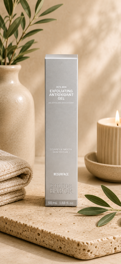 DOCTOR BABOR 10% AHA Exfoliating Antioxidant Gel in eleganter silberner Pumpflasche vor modernem Spa-Hintergrund mit warmen Beige- und Naturtönen, Naturstein und stilvollen Wellness-Elementen. Hochwertige Beauty-Produktinszenierung mit cleanem Luxus-Look und entspannender Spa-Atmosphäre