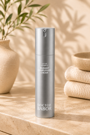 DOCTOR BABOR Radiant Complexion Cream mit Vitamin C auf elegantem beigem Spa-Hintergrund – luxuriöse Gesichtscreme zur Unterstützung eines strahlenden, ebenmäßigen und frisch wirkenden Hautbildes.