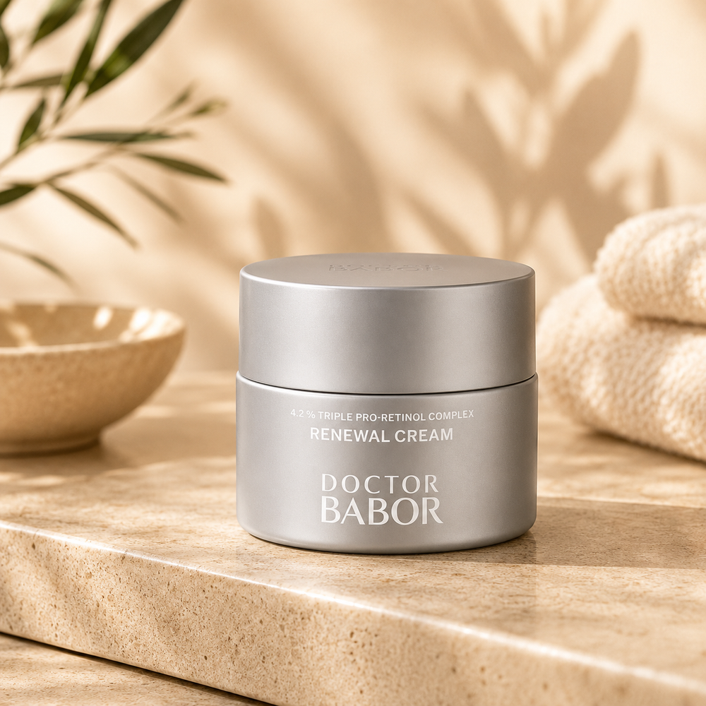 DOCTOR BABOR Renewal Cream mit Triple Pro-Retinol Complex auf elegantem beigem Spa-Hintergrund – luxuriöse Anti-Aging Gesichtscreme zur Unterstützung der Hauterneuerung, für ein glatteres, ebenmäßigeres und sichtbar verfeinertes Hautbild